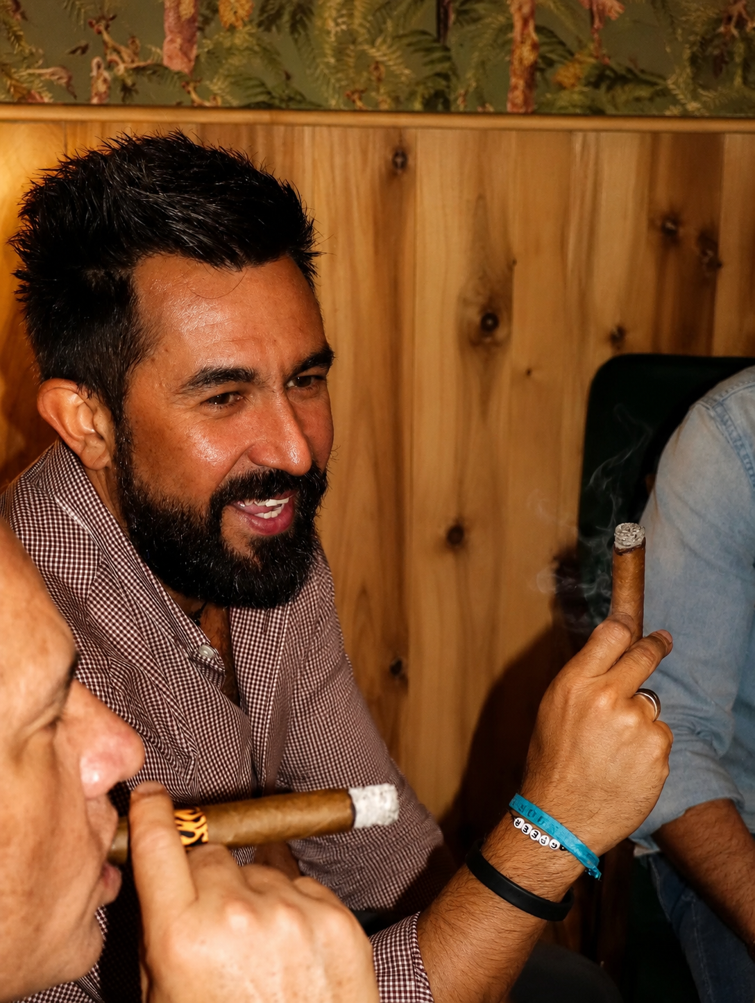 Conversación entre fumadores del club