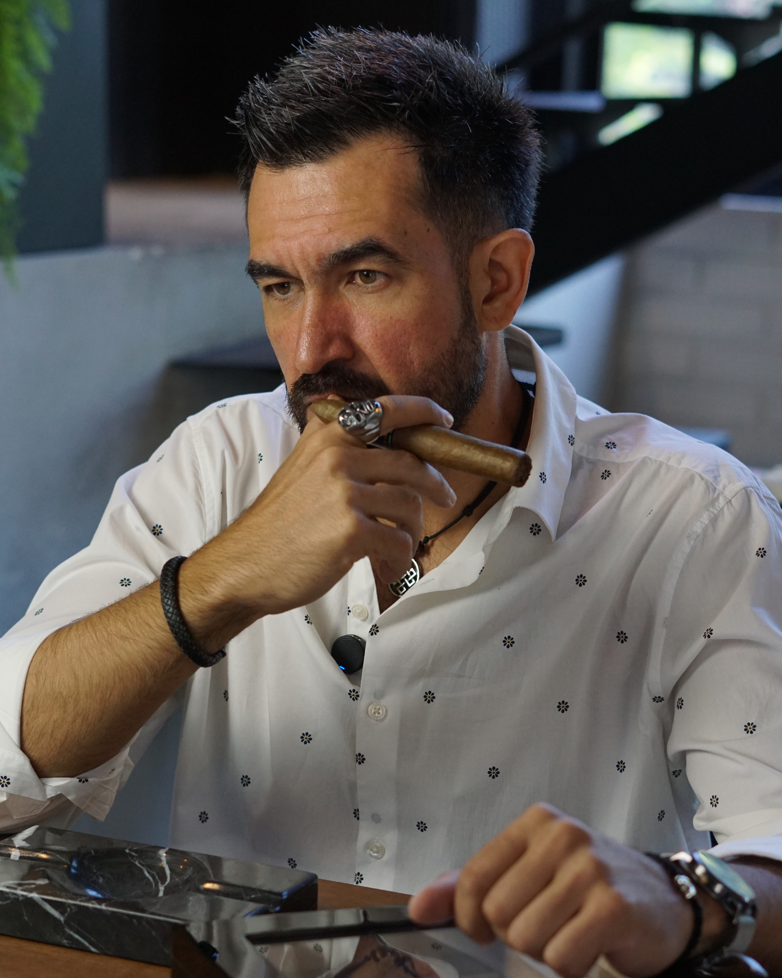 Fundador de Tigre Puros disfrutando un puro artesanal