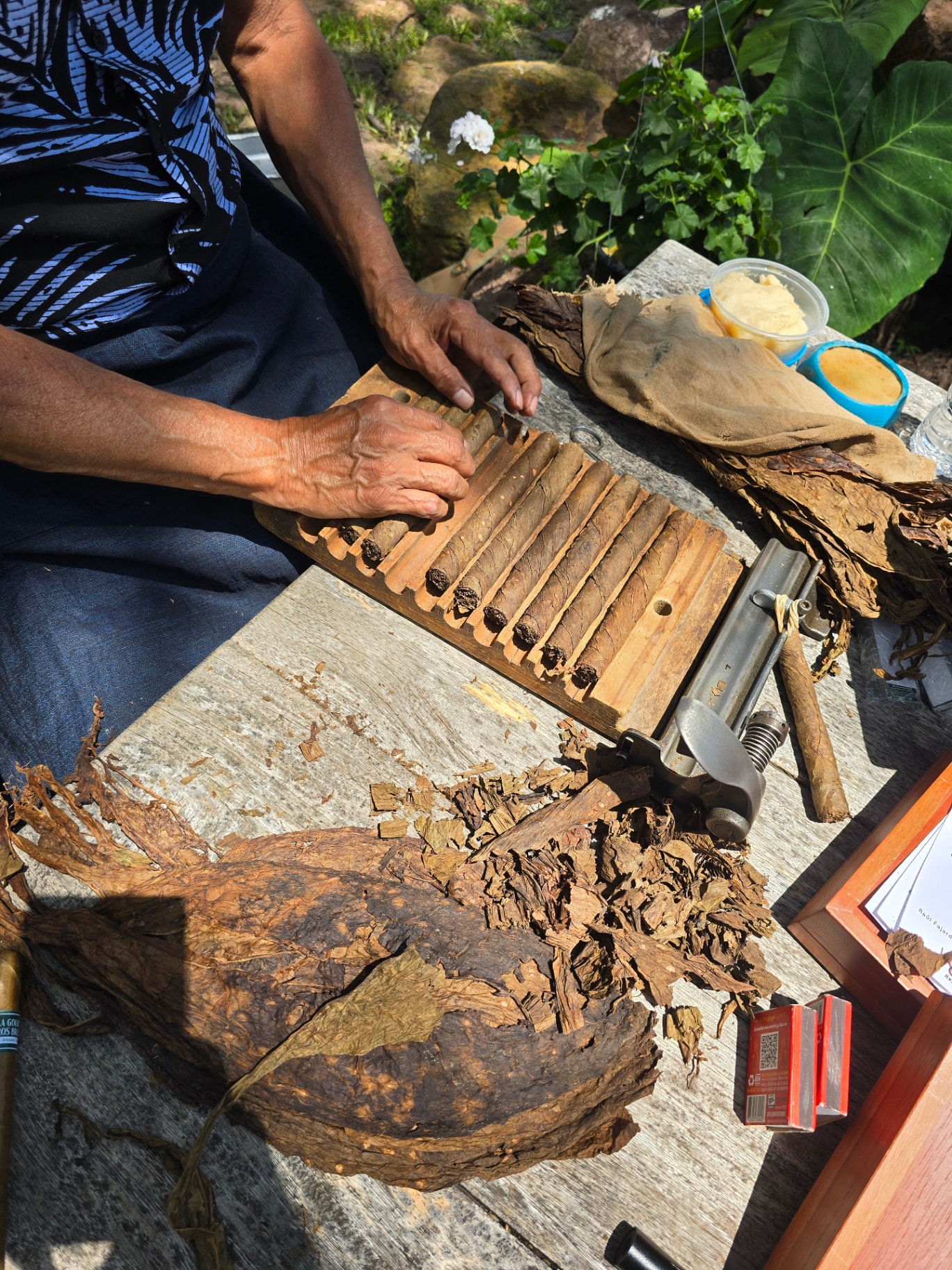 Forjador trabajando puros a mano con tabaco veracruzano