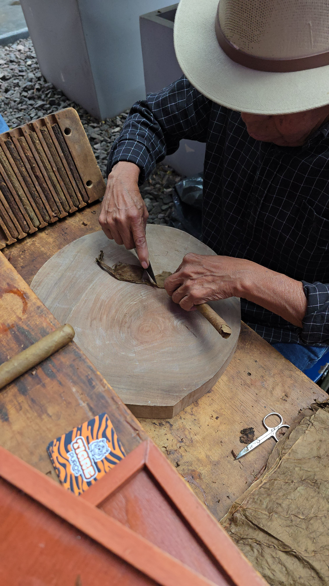 Manos forjando tabaco veracruzano